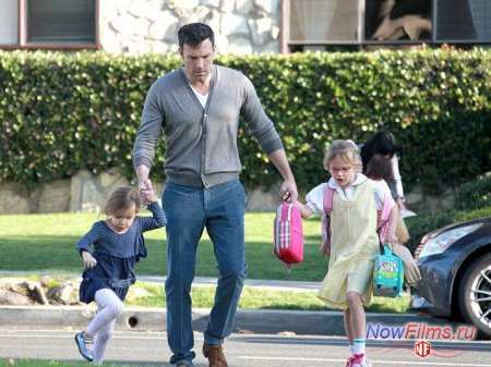 Бен Аффлек страдает от внимания папарацци Бен Аффлек страдает от внимания папарацци