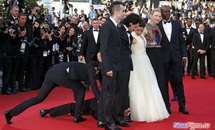 Журналист из Украины не сдержался и посмотрел, что под юбкой у актрисы Журналист из Украины не сдержался и посмотрел, что под юбкой у актрисы