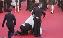 Журналист из Украины не сдержался и посмотрел, что под юбкой у актрисы Журналист из Украины не сдержался и посмотрел, что под юбкой у актрисы